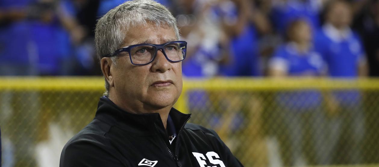 Hernán Darío Gómez asumió en El Salvador en febrero del presente año. 