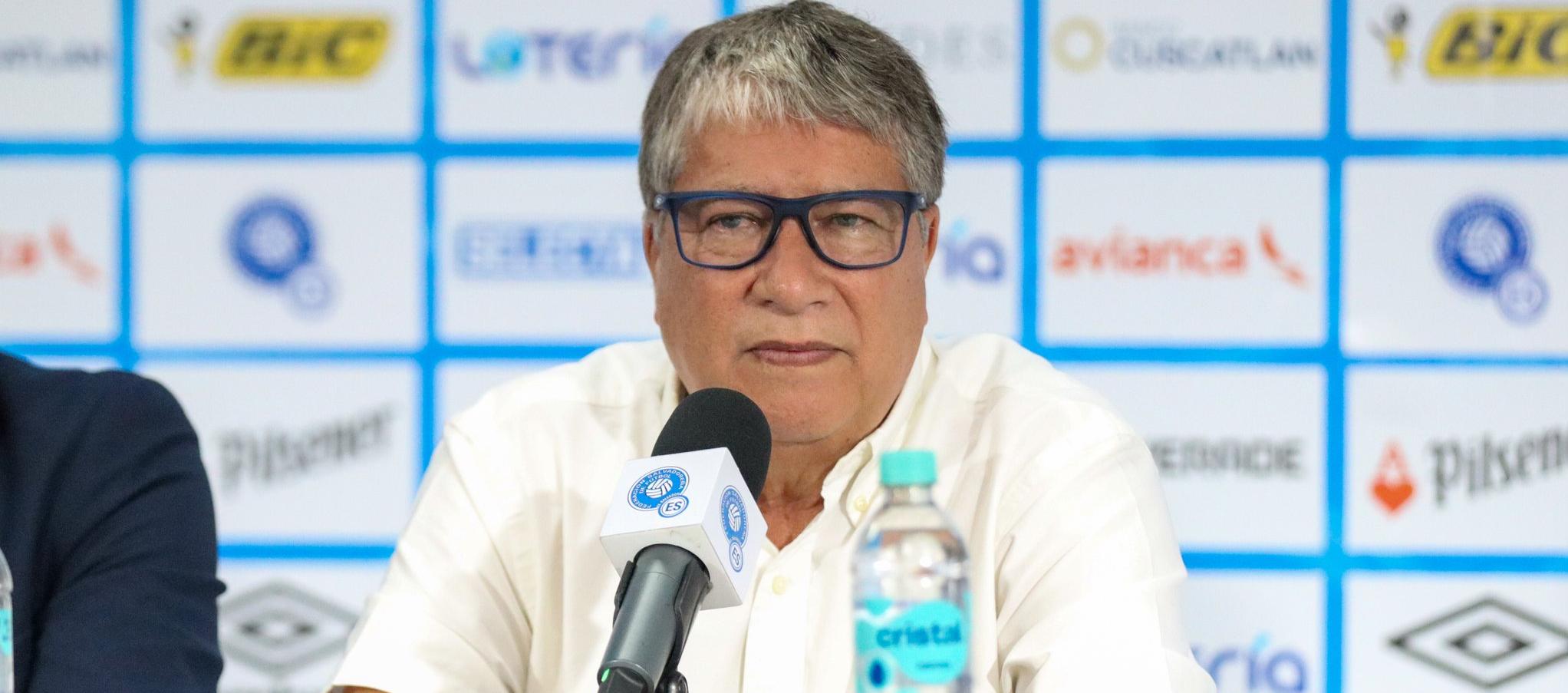 El colombiano Hernán Darío Gómez, técnico de El Salvador. 