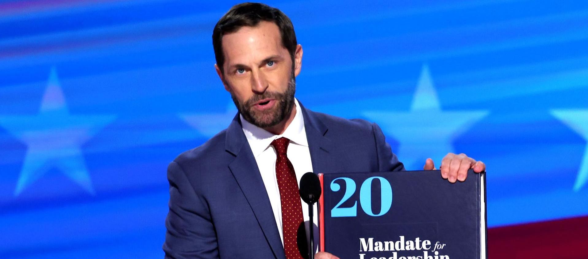 El congresista Jason Crow, uno de los investigados.