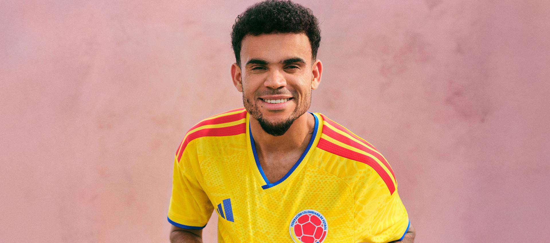 Luis Díaz luce la nueva camiseta de la Selección Colombia. 