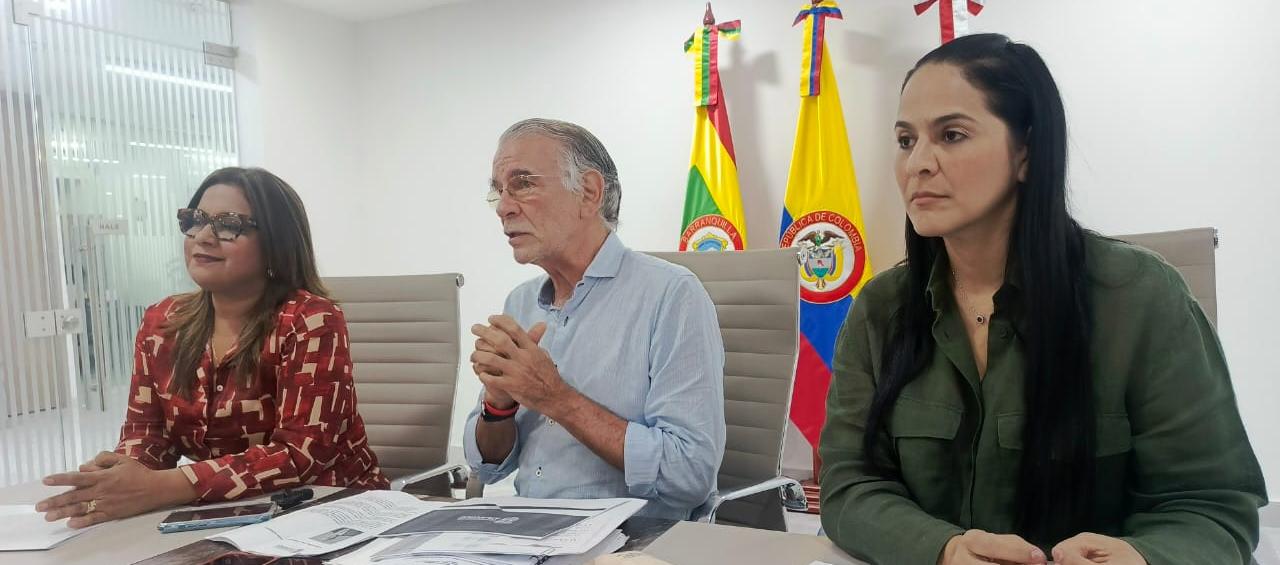 Maribel Castro, secretaria de Educación; Gobernador Eduardo Verano; Nini Johana Cantillo, secretaria de Hacienda.