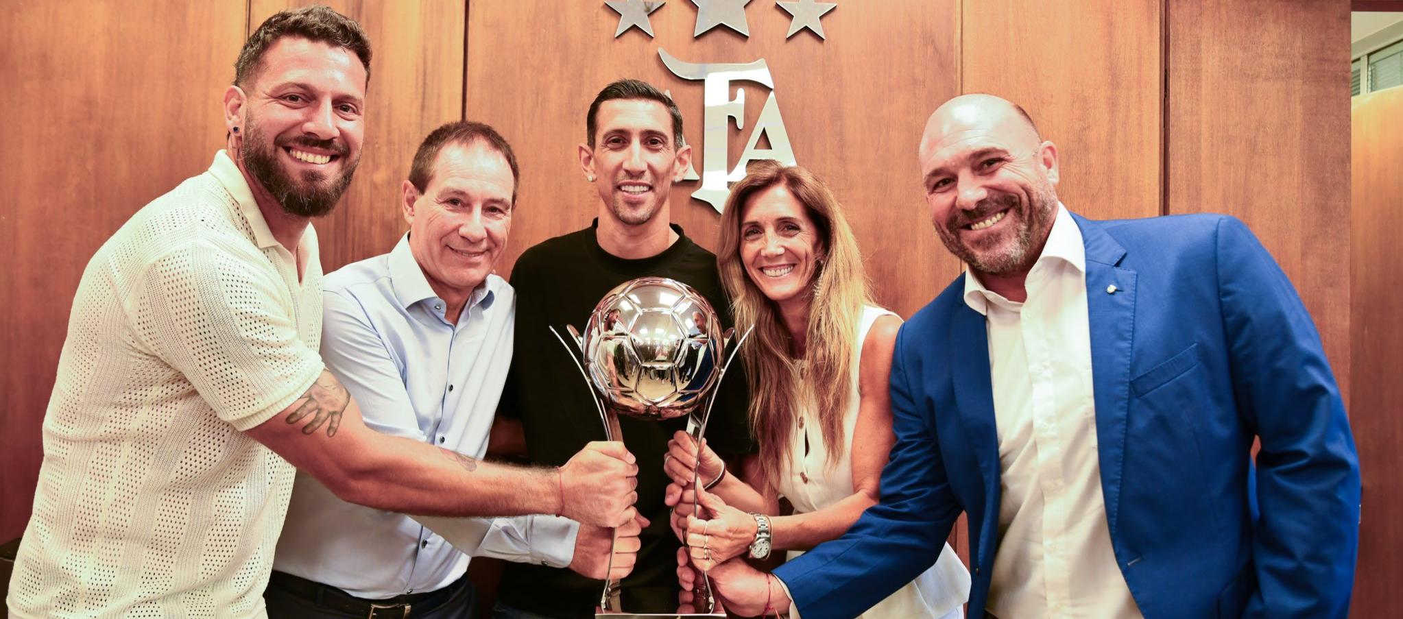 El técnico Ariel Holan, los jugadores Ángel Di María y Jorge Broun y el presidente Gonzalo Belloso posan con el trofeo. 