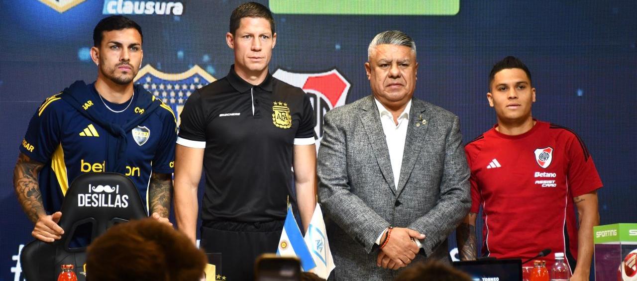 Leando Paredes y Juan Fernando Quintero, acompañados por Claudio Tapia, presidente de la AFA.