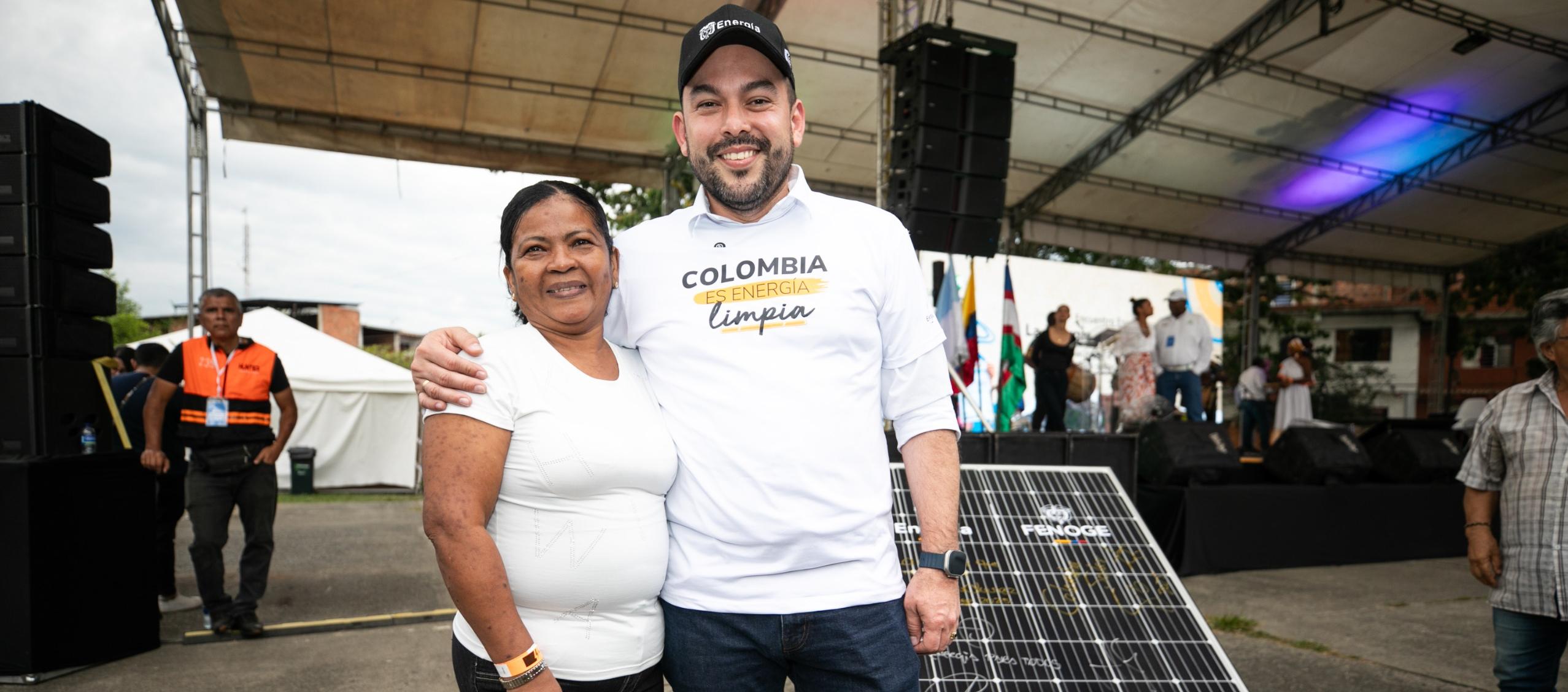 Ministro Edwin Palma con una de las beneficiarias de Colombia Solar.