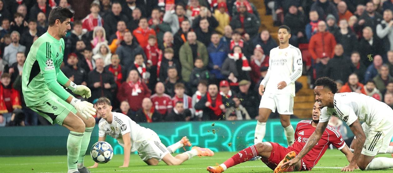 Thibaut Courtois, portero del Real Madrid, salva una jugada de gol de Cody Gakpo.