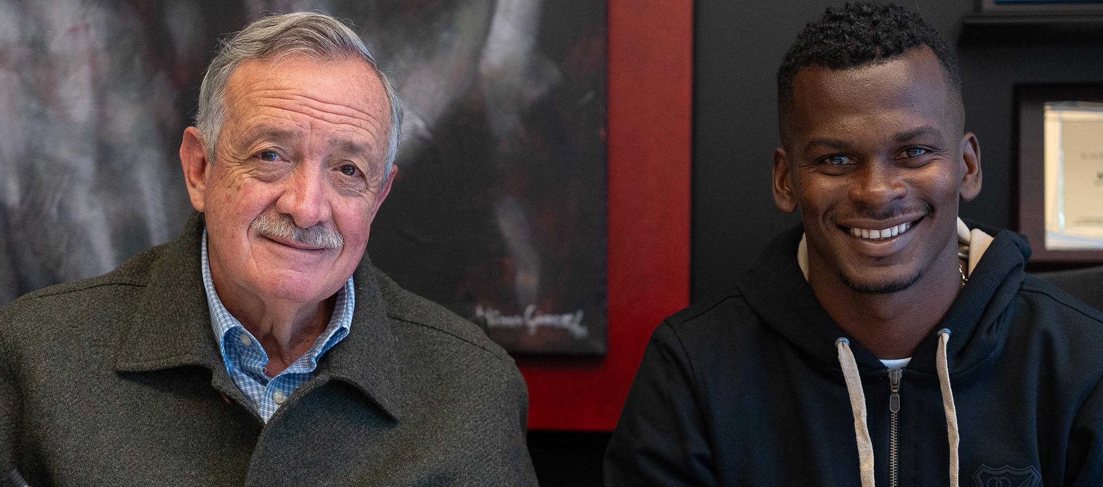 Gustavo Serpa, presidente de Millonarios, en la firma del contrato de Carlos Darwin Quintero. 