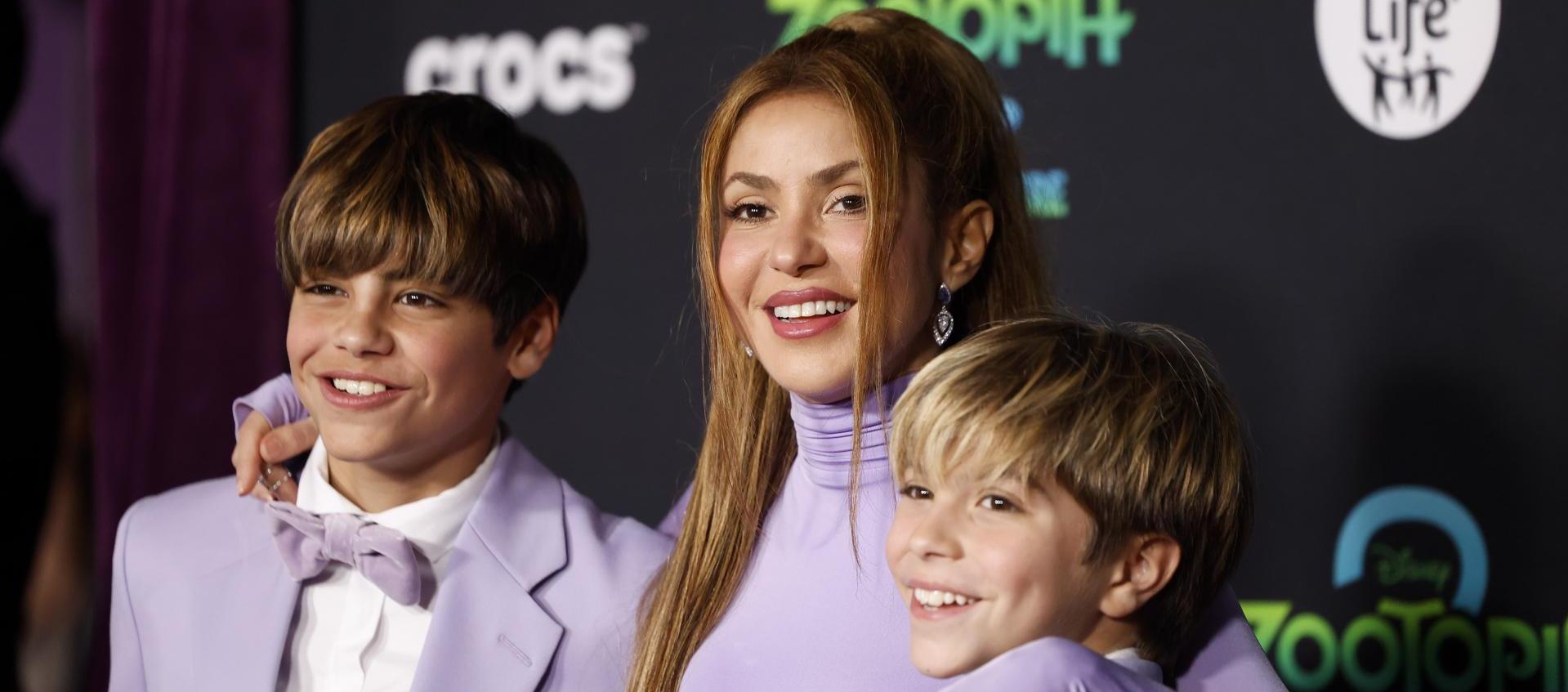 Shakira junto a sus hijos Milan y Sasha en el lanzamiento. 