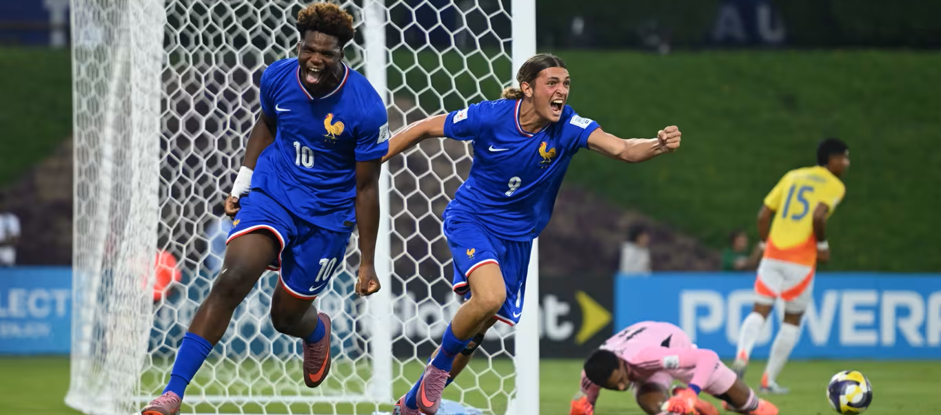 Los franceses Christ Batola (10) y Antoine Valero (9) celebran uno de los goles ante Colombia. 