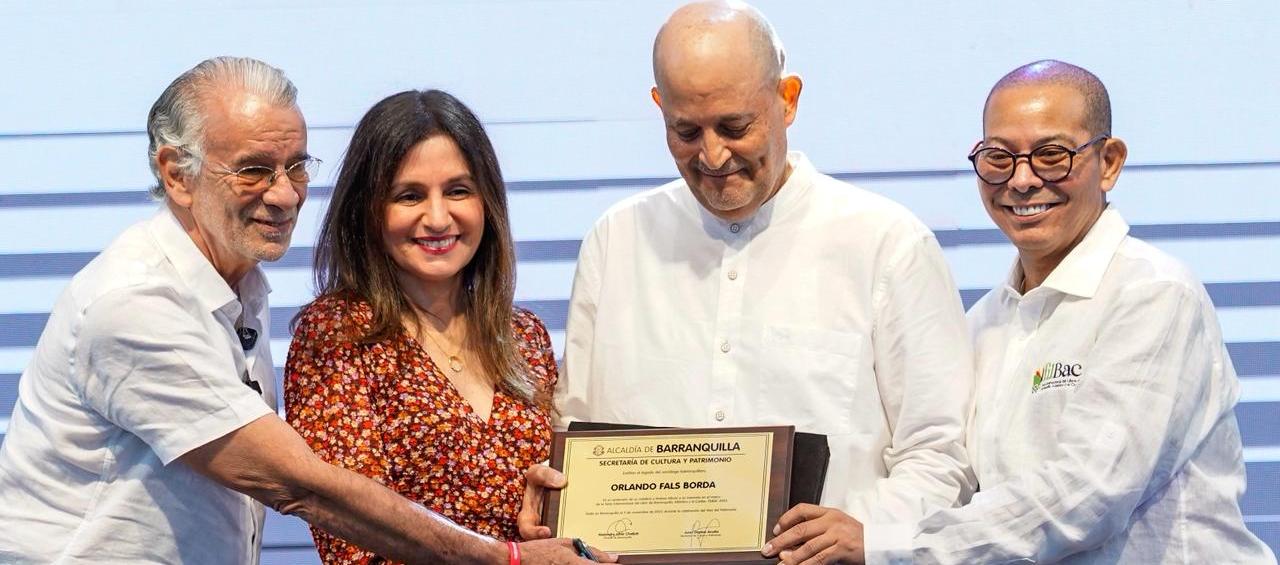 El Gobernador del Atlántico, Eduardo Verano; Katia Nule, primera dama del Distrito; Orlando Fals, sobrino del sociólogo, y el Secretario de  Cultura, Juan Ospino en la entrega de la mención.