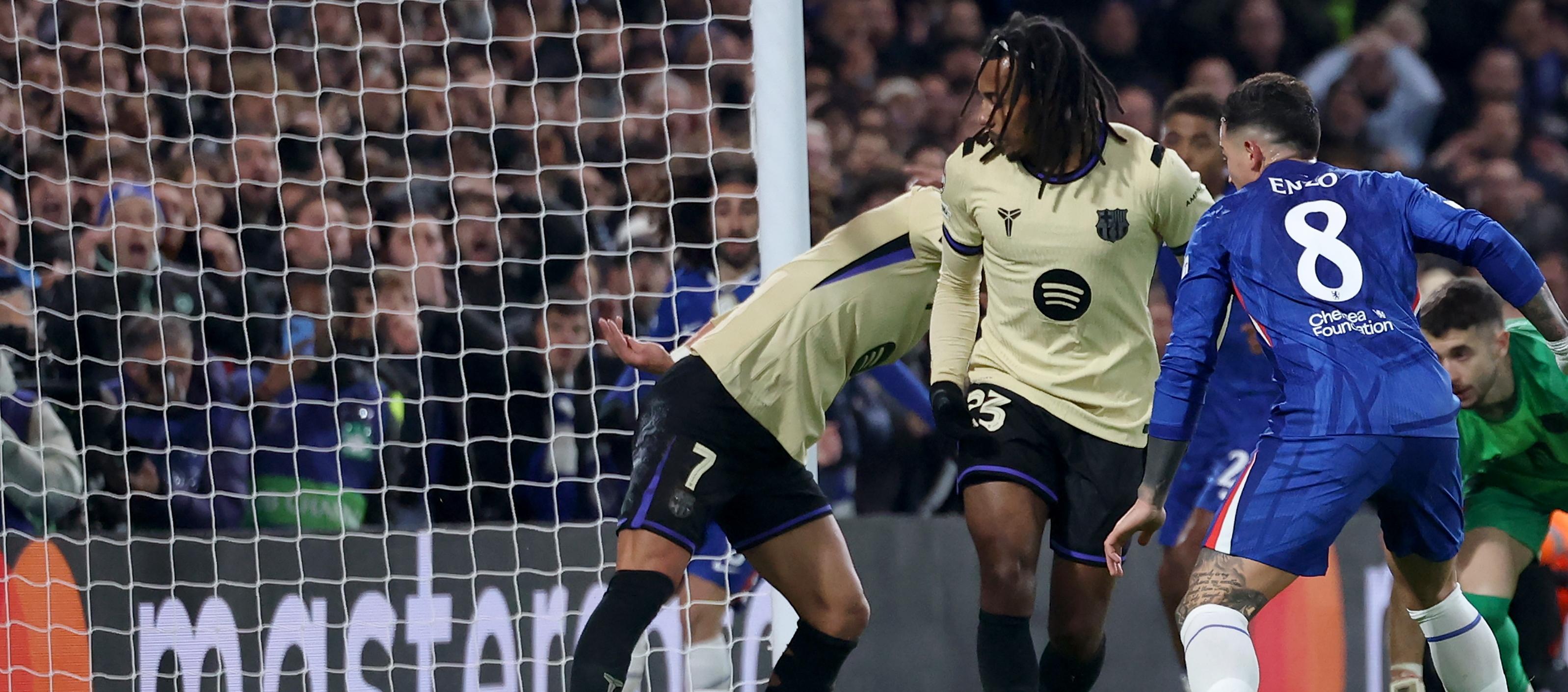 El gol de Koundé en propia puerta que puso en ventaja al Chelsea sobre el Barcelona. 