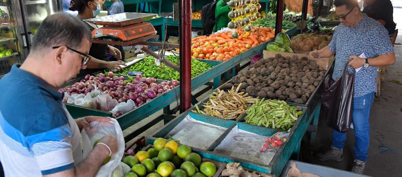 Compradores en Granabastos. 