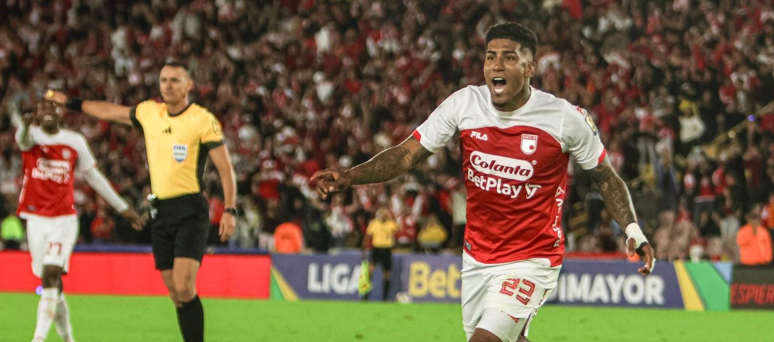 Harold Santiago Mosquera celebra tras marcar el gol del triunfo de Santa Fe sobre Deportivo Cali.