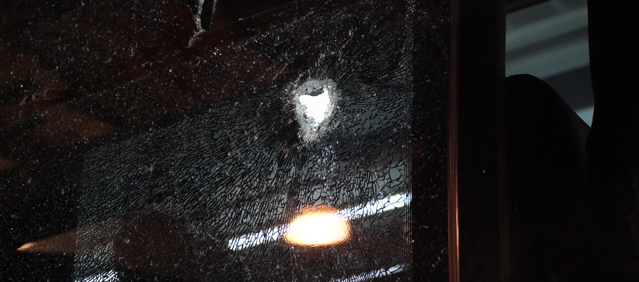 Ventana del bus que fue impactada por el objeto lanzado por hinchas de Nacional. 