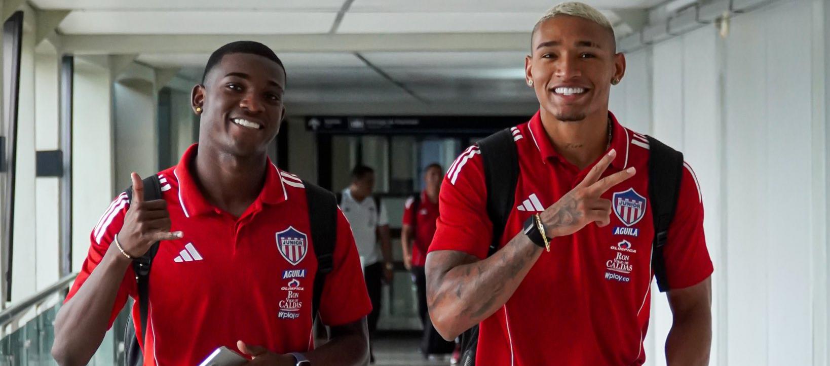 El saludo de Joel Canchimbo y Jermein Peña a la llegada del Junior a Medellín. 