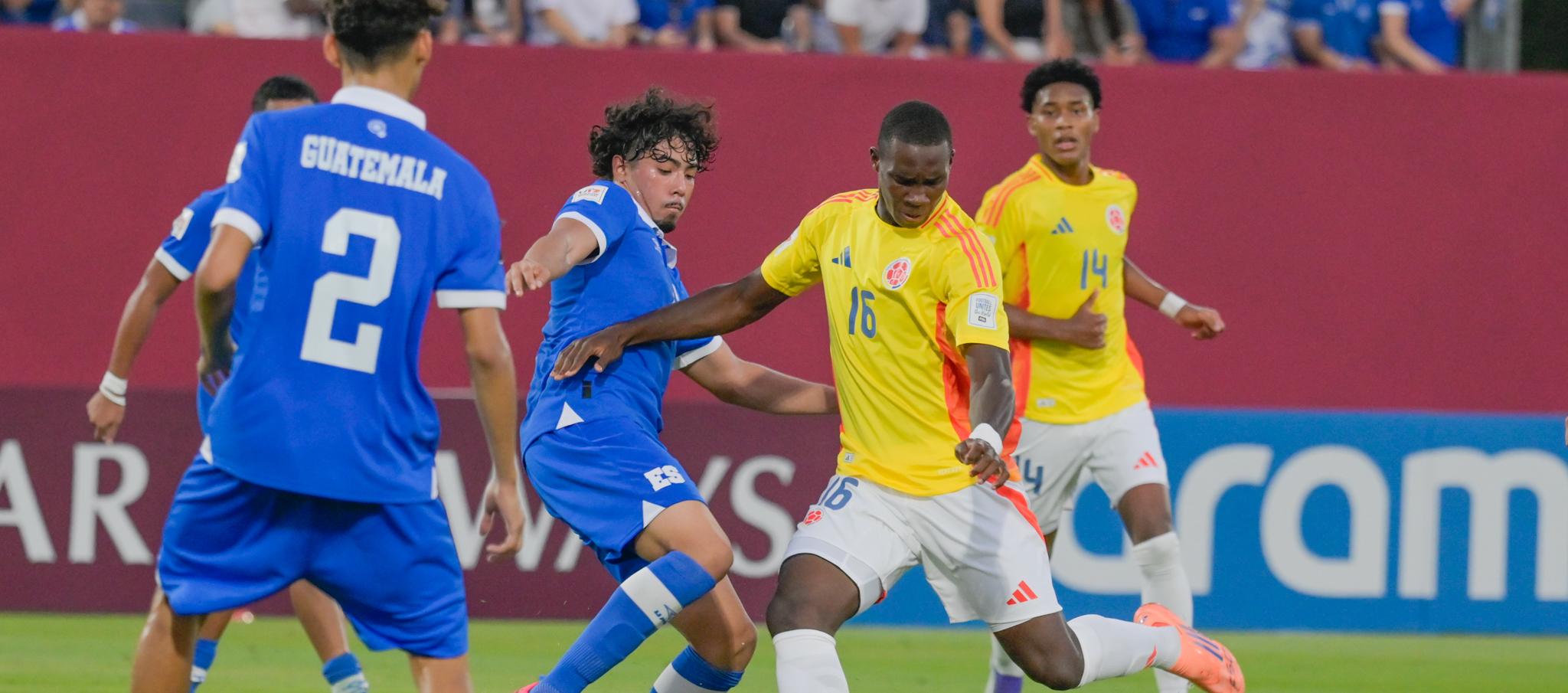 El colombiano Kevin Angulo durante el juego contra El Salvador. 