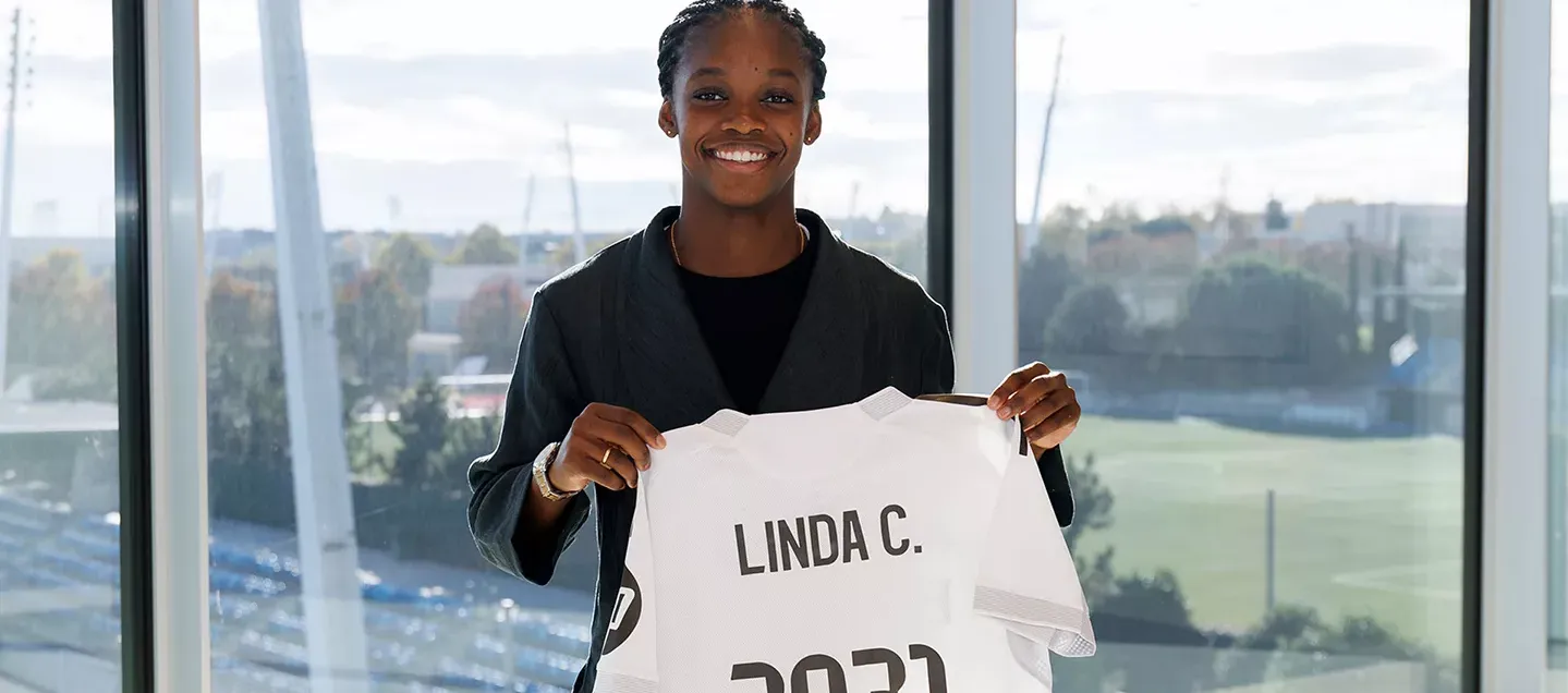 Linda Caicedo con la camiseta que oficializa su renovación con Real Madrid.