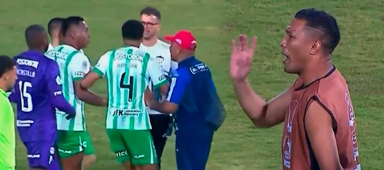 Después del partido, Teo siguió gritándole cosas a Morelos, a quien tuvieron que agarrar.