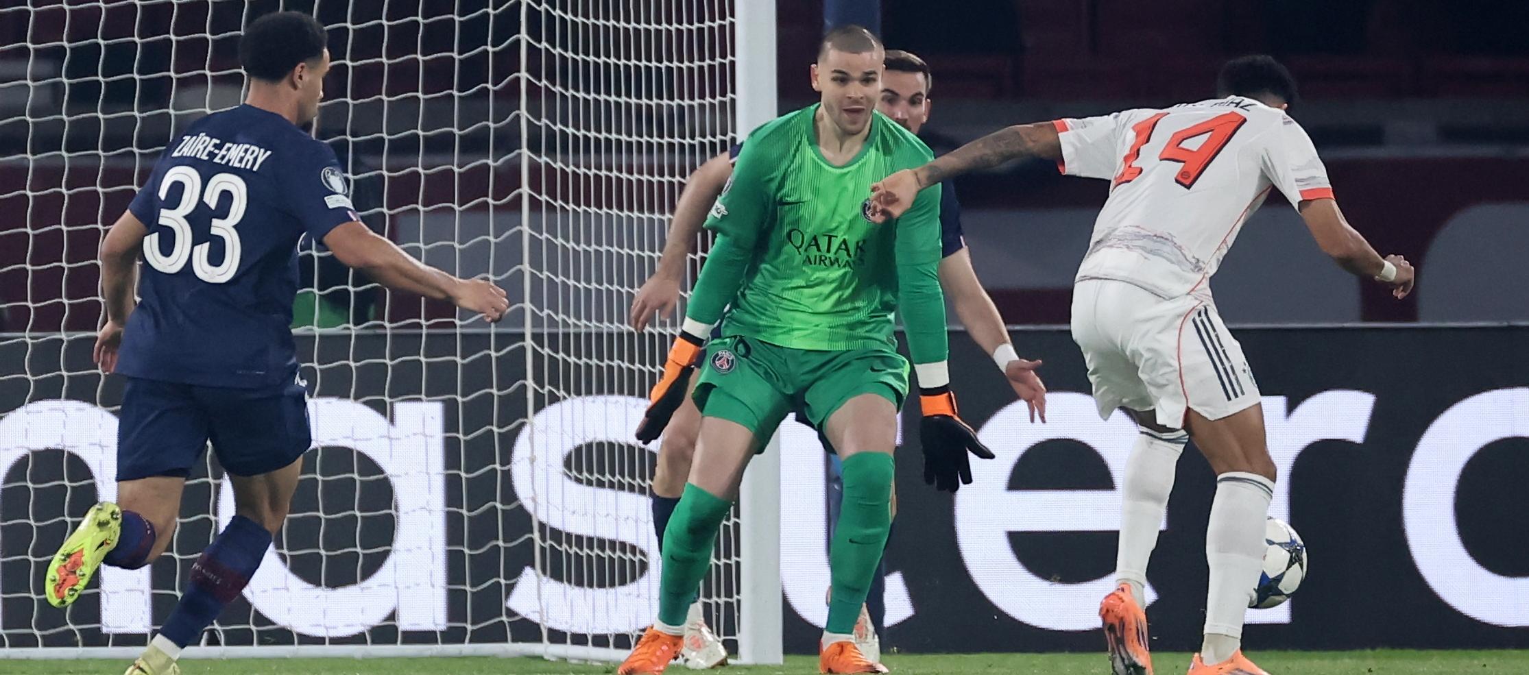 Luis Díaz en la jugada en la que marcó el primer gol del Bayern ante el PSG. 