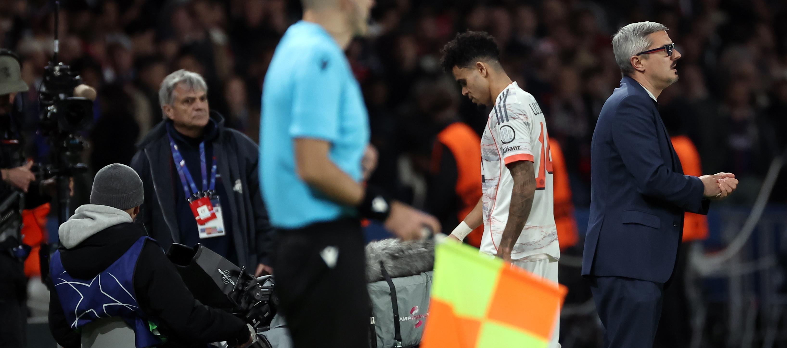 Luis Díaz camino a las duchas tras su expulsión ante el PSG.