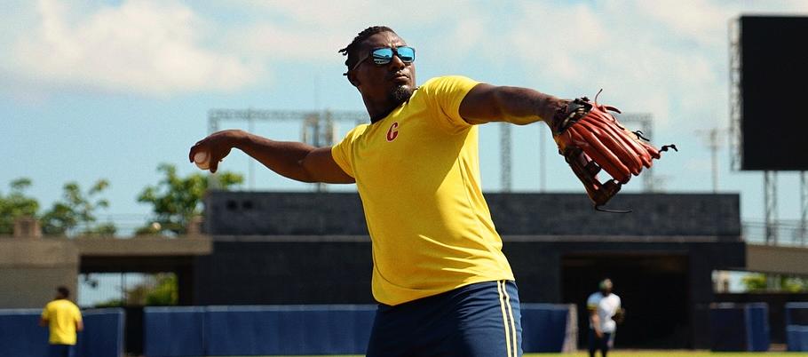 Jesús Marriaga, jardinero de la Selección Colombia durante una práctica en el estadio Édgar Rentería. 