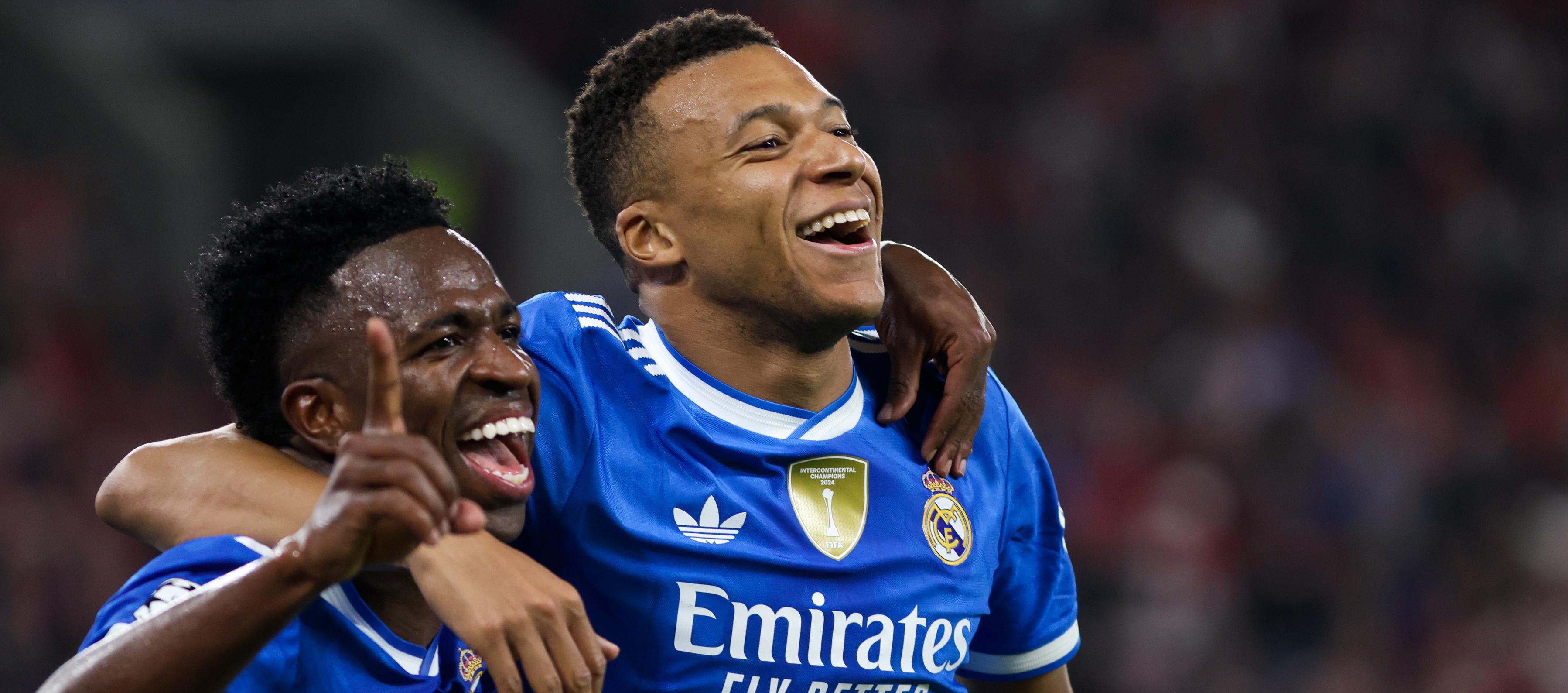 Vinicius y Mbappé festejando uno de los cuatro goles del francés. 