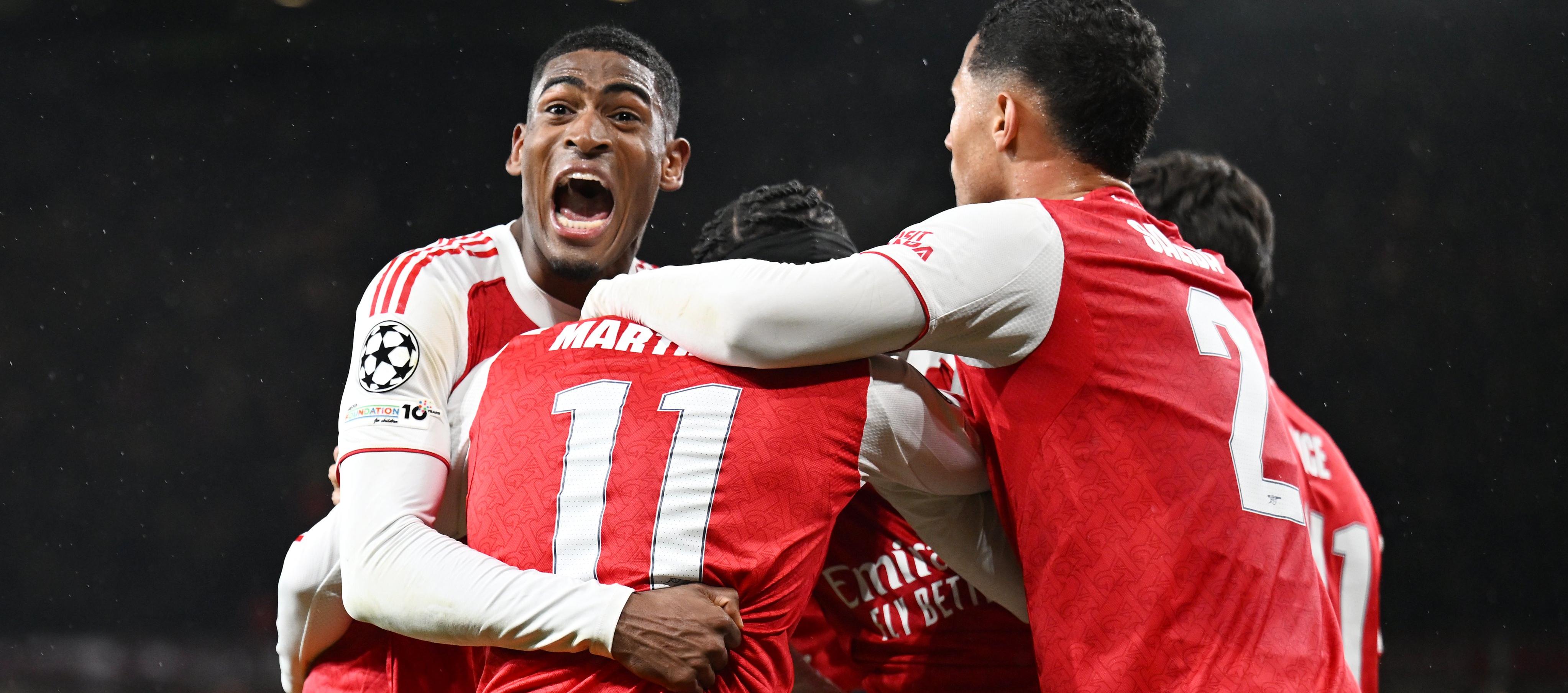 Christian Mosquera celebra un gol del Arsenal ante el Bayern Múnich.