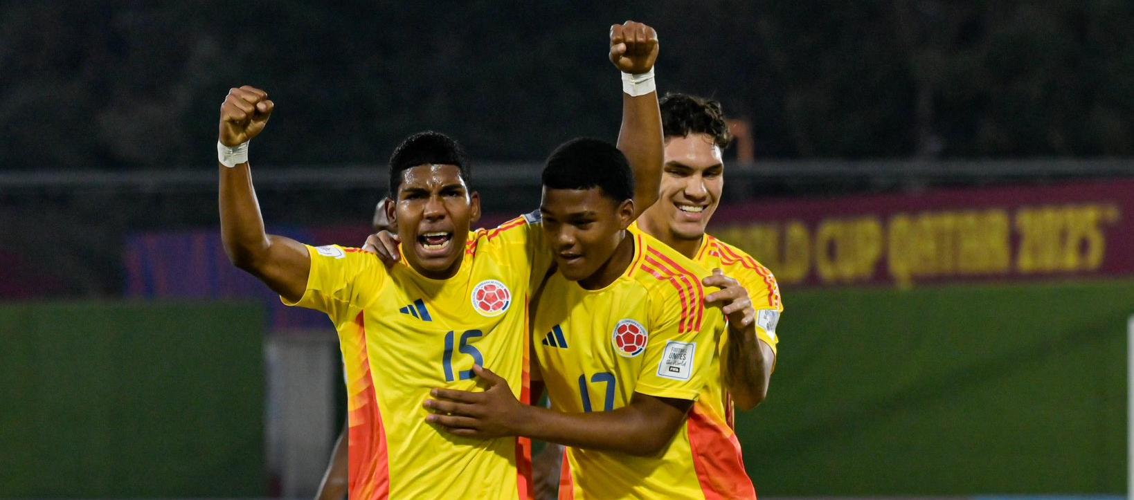 Miguel Solarte (17) festeja su gol con José Escorcia (15) su gol ante Corea del Norte. 
