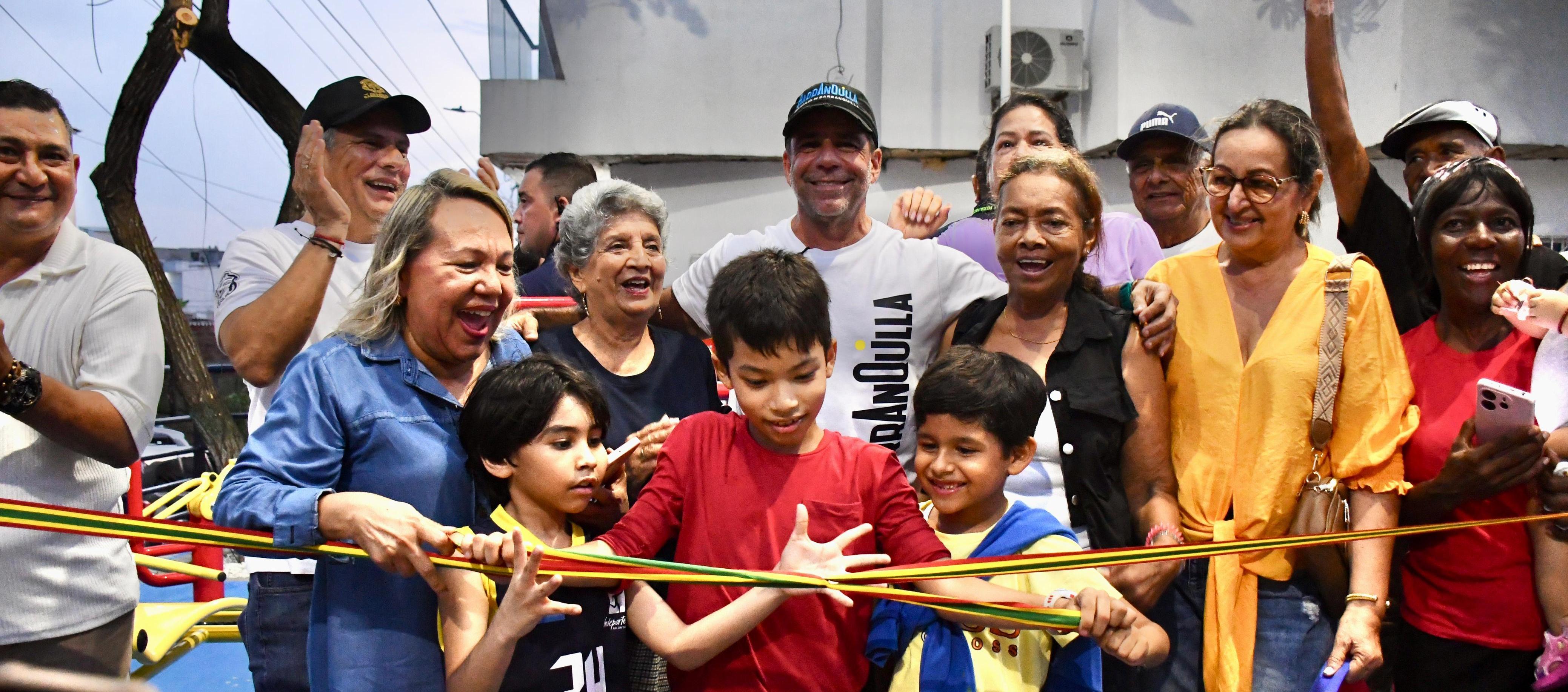 El Alcalde Char junto a los habitantes de El Rubí en la entrega del parque.
