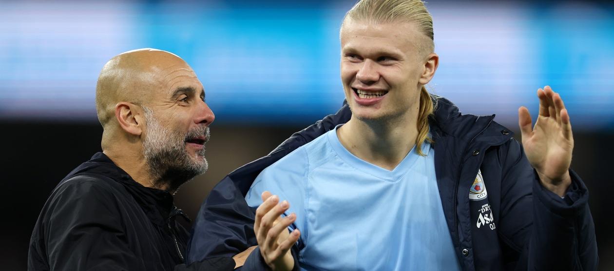 Pep Guardiola con el atacante noruego Erling Haaland.