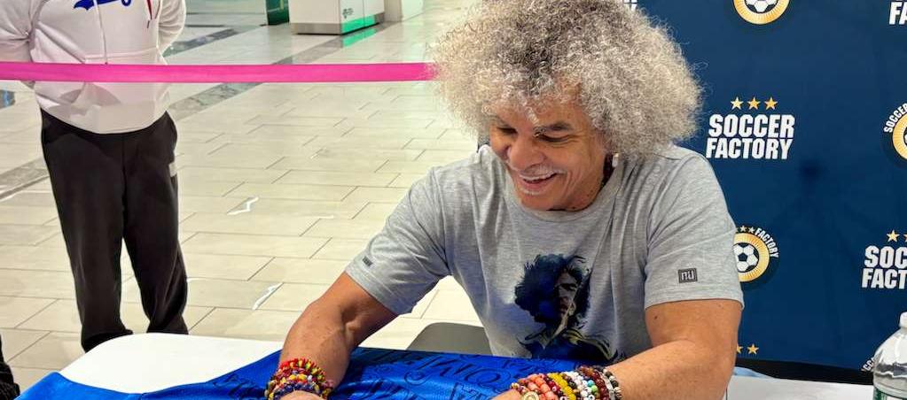 El 'Pibe' Valderrama firmando una camiseta de la Selección Colombia. 