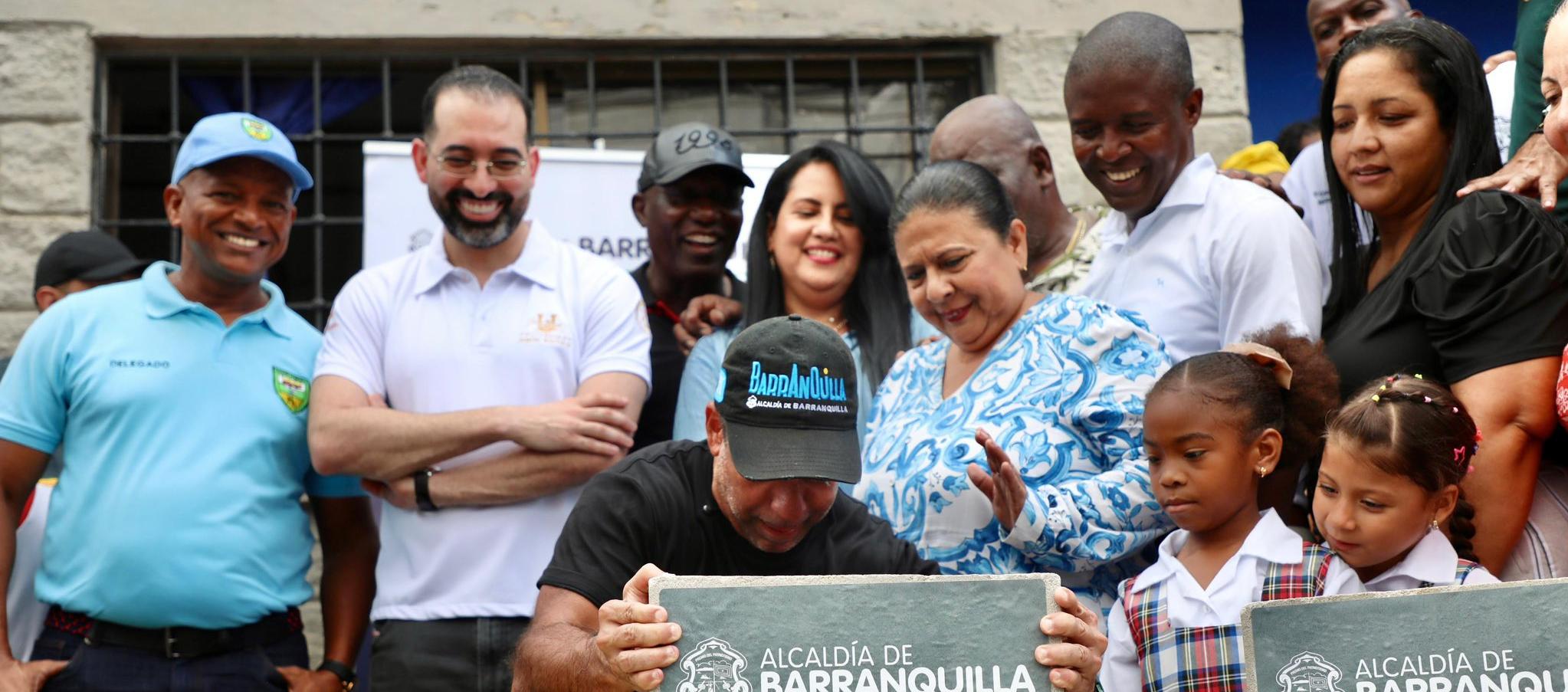 Alcalde Char durante el acto simbólico de la primera piedra en obras de la IED Etnoeducativa Paulino Salgado ‘Batata.