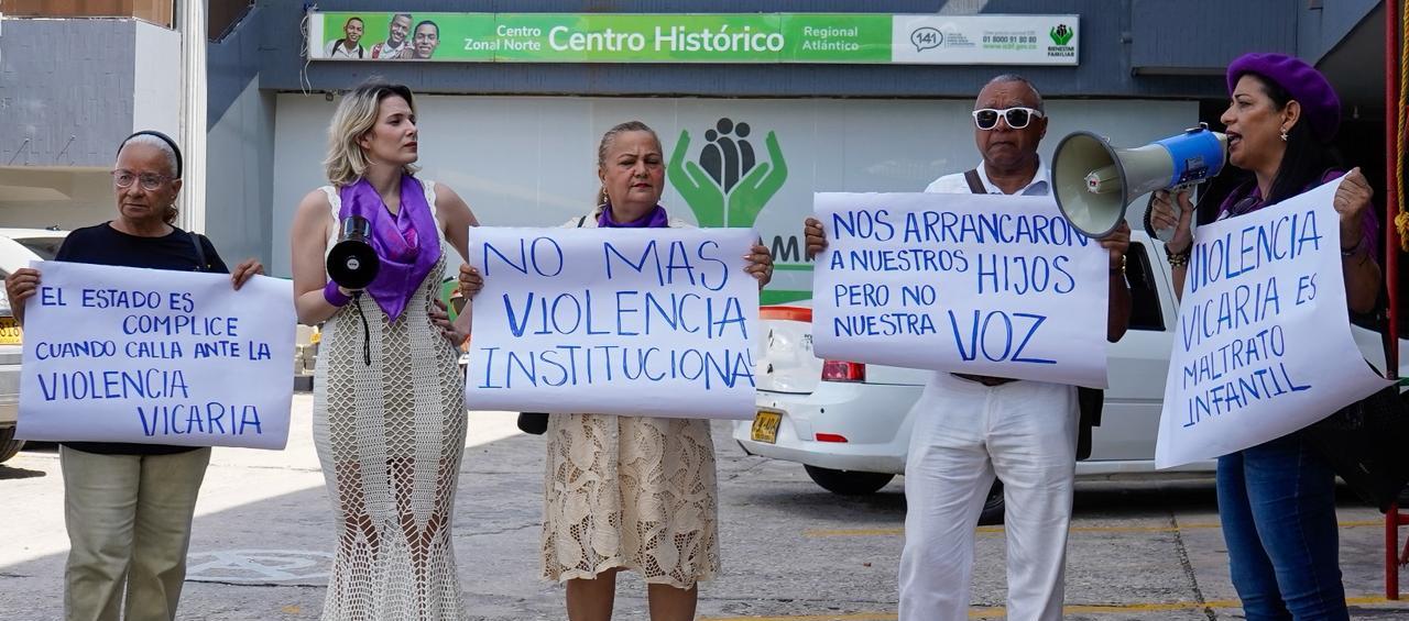 Plantón frente al Instituto Colombiano de Bienestar Familiar (ICBF).