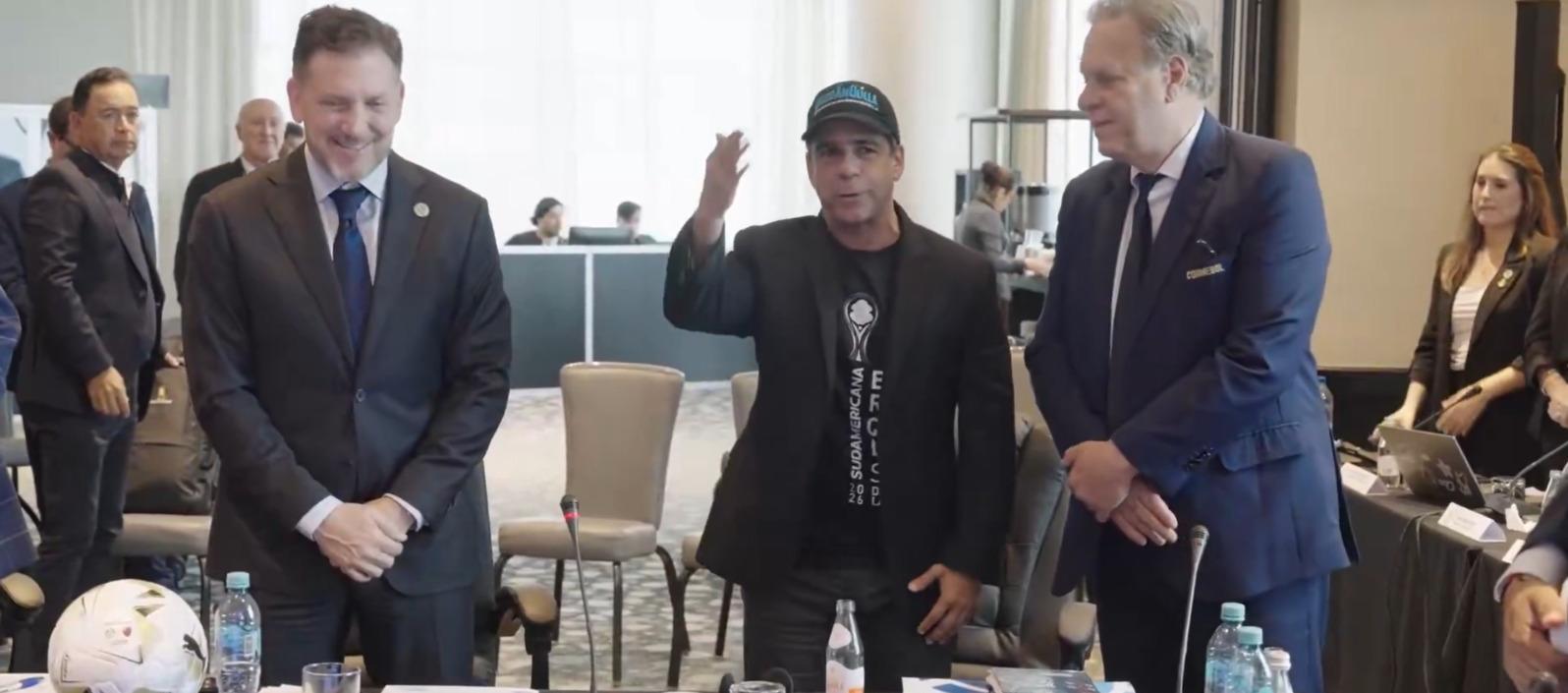 El presidente de la Conmebol Alejandro Domínguez, Alcalde Alejandro Char y el presidente de la FCF Ramón Jesurun. 