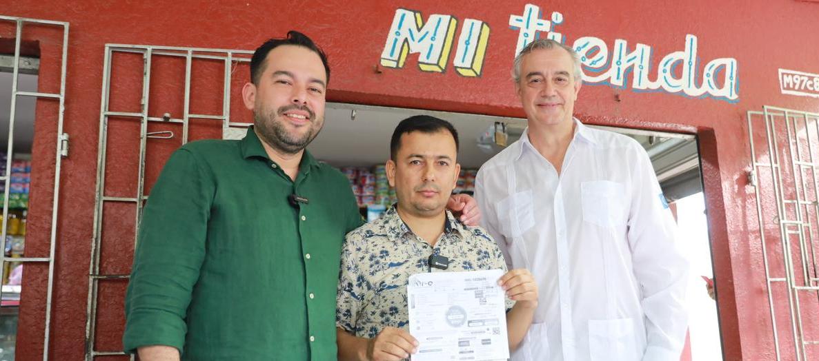 Ministro Edwin Palma; José Alexander Camacho, tendero, y Félix Fernández-Shaw, diplomático español.
