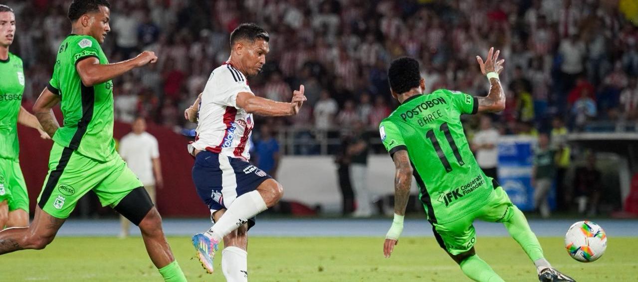 El gol de antología que pudo marcar Teo Gutiérrez sobre el final del partido y que evitó Billy Arce. 