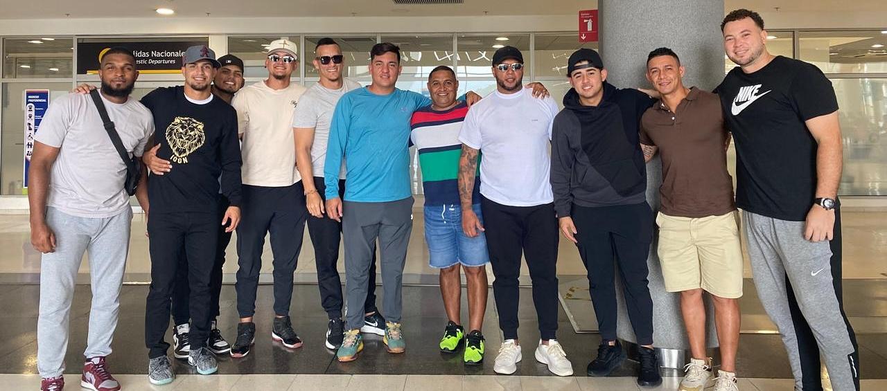 Grupo de peloteros y cuerpo técnico extranjero de Vaqueros de Montería. 