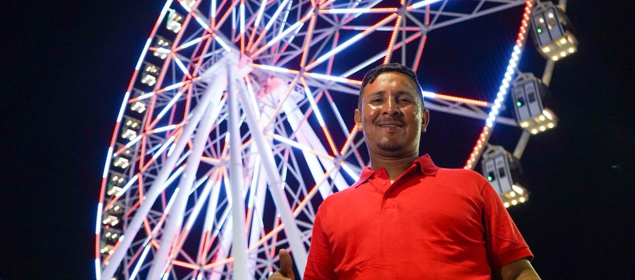 Erik Lechuga, obrero y de los primeros en subirse. 