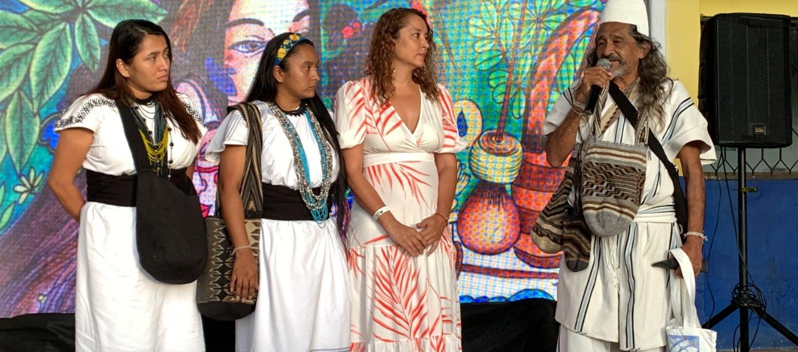 Biviana Márquez Sánchez, directora y fundadora del festival, y el realizador arhuaco Amado Villafaña, durante el lanzamiento. 