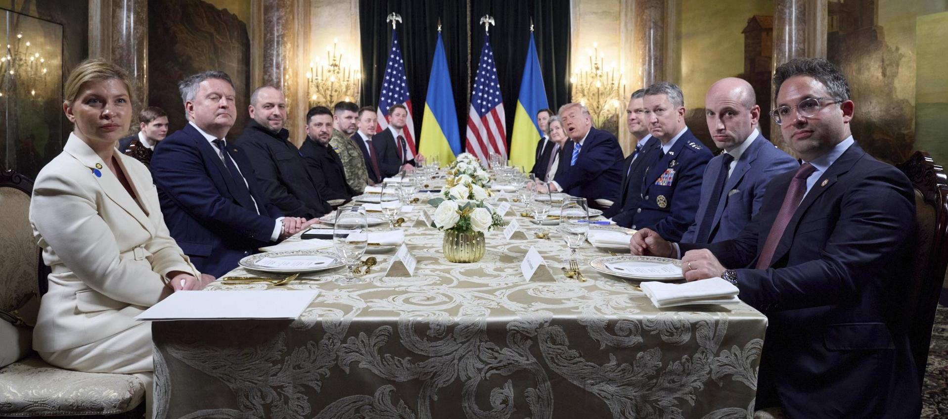 El presidente estadounidense, Donald Trump ,y al presidente ucraniano, Volodímir Zelenski, con los miembros de su delegación en la reunión que mantuvieron en Florida.