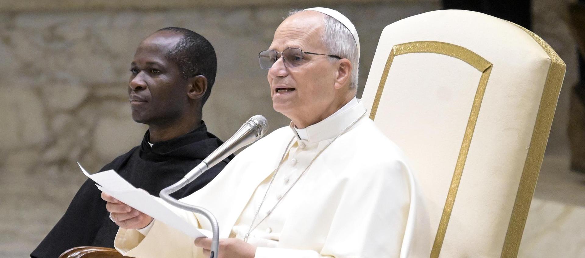 El pontífice dirigiendo la audiencia. 