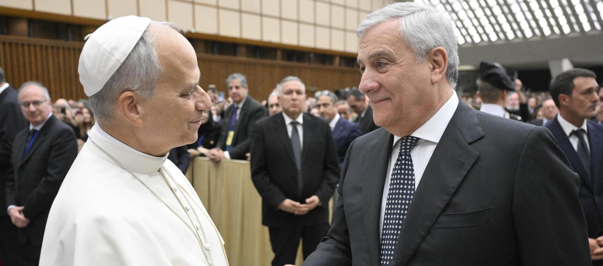León XIV con el ministro de Exteriores y viceprimer ministro italiano, Antonio Tajani.