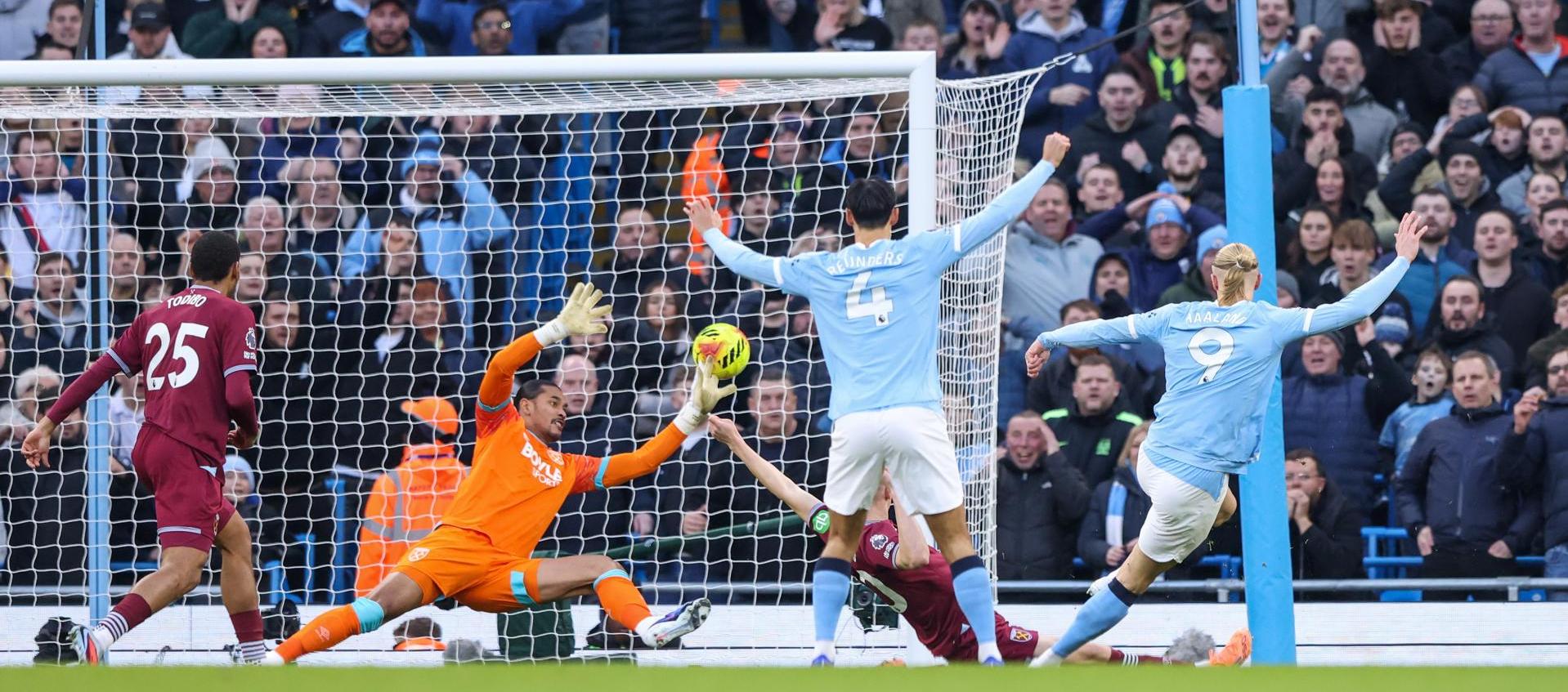 Erling Haaland marcando el primer gol.
