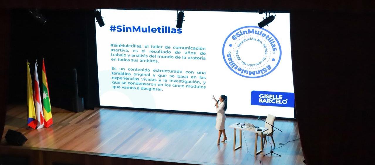 Giselle Barceló, docente quien lideró el encuentro. 