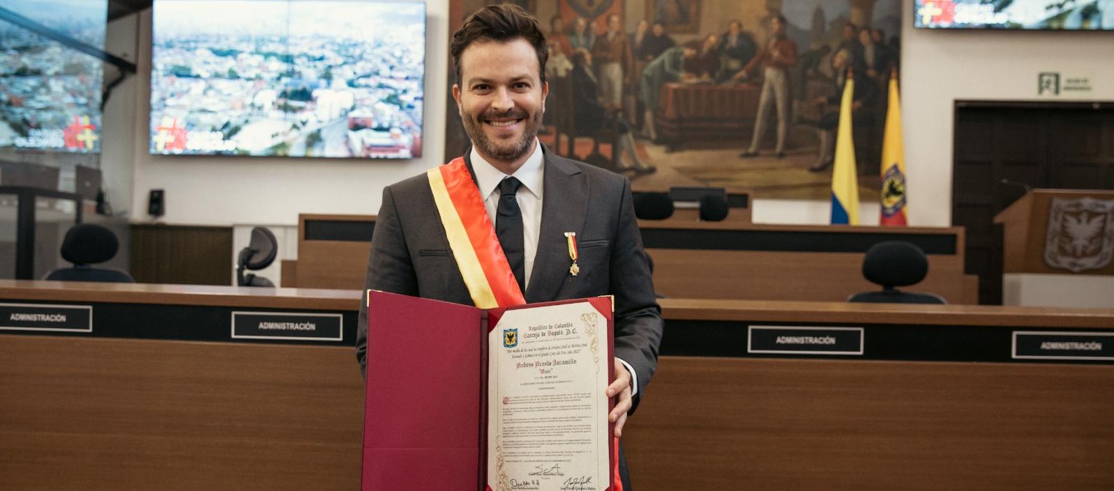 Gusi recibiendo el reconocimiento. 