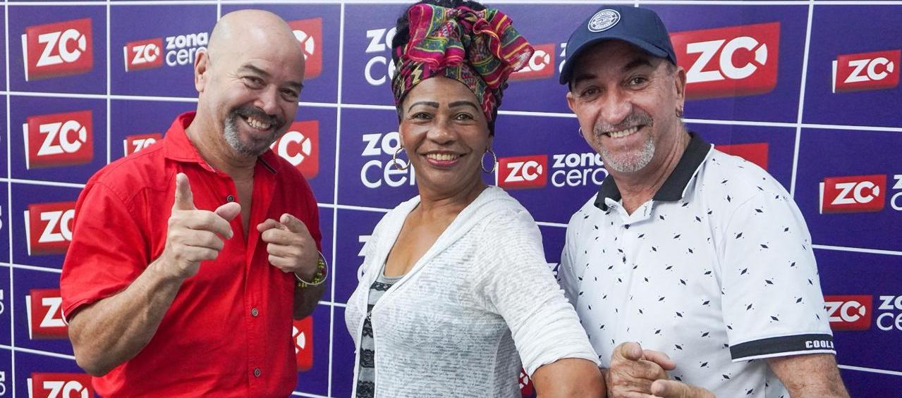 Pablo Paret, director y pianista de la orquesta junto a los cantantes Lázaro Elías y Conchatur Borrero.