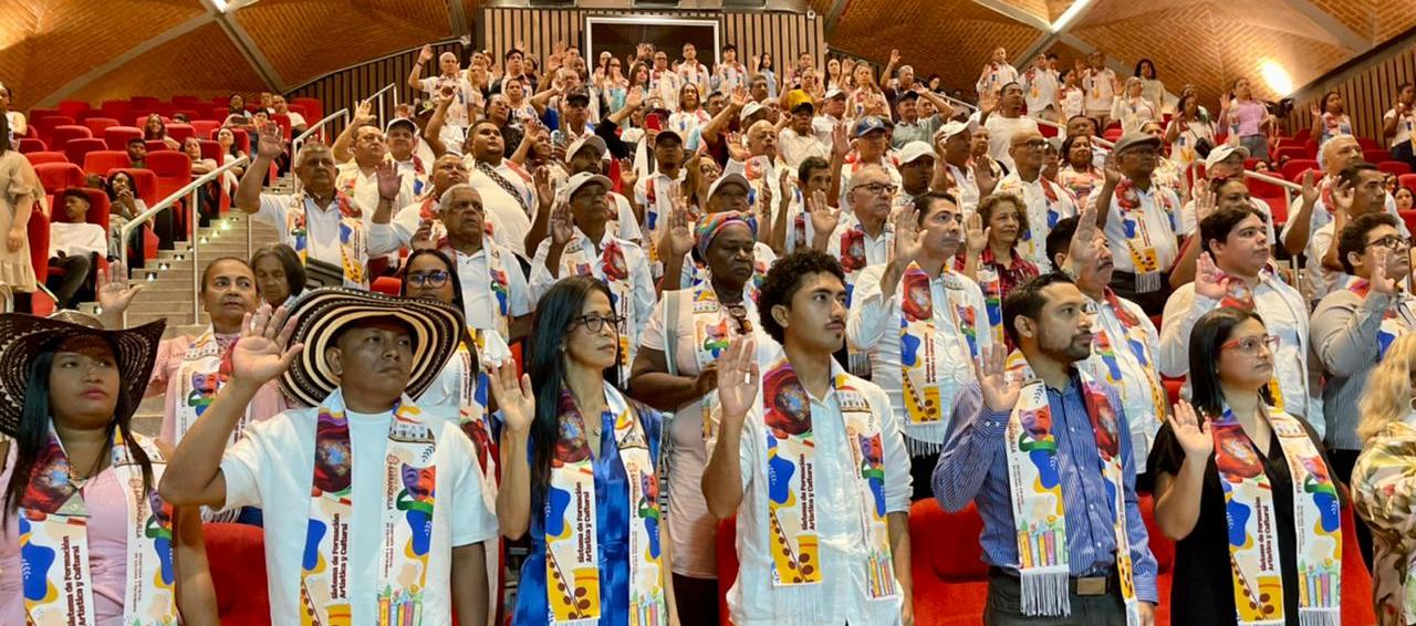 Los estudiantes durante el acto en el auditorio de la Fábrica de Cultura. 