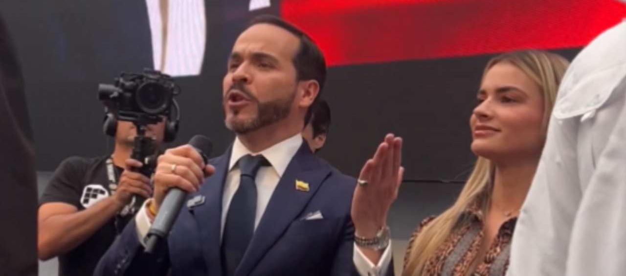 Abelardo De La Espriella en la entrega de las firmas.