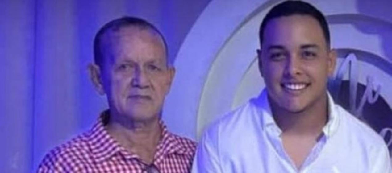 Carlos Salas junto su abuelo, quien llevaba su mismo nombre, en la fiesta de su graduación. 