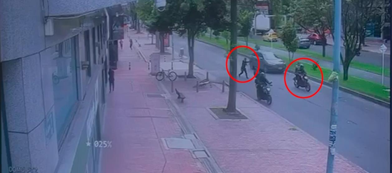 Momento en que el policía se enfrenta a tiros con los bandidos. 