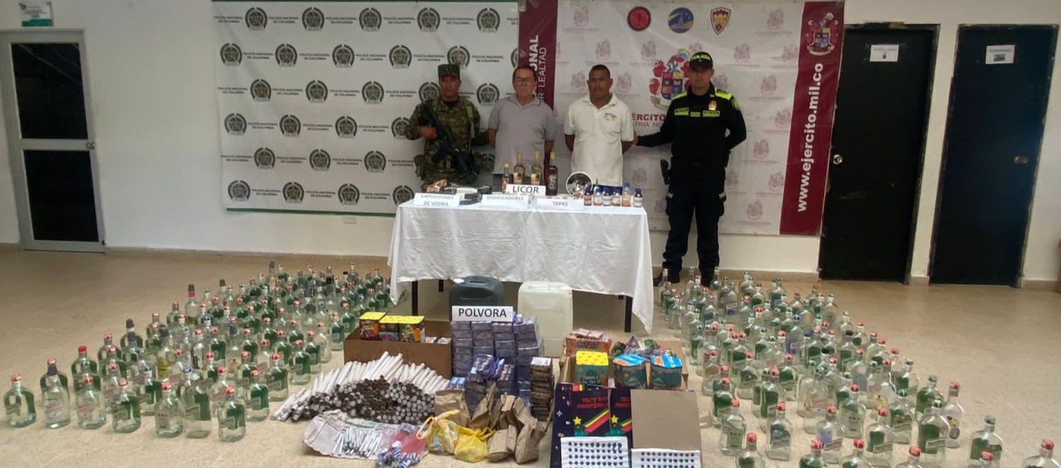 Licor adulterado y pólvora incautada por la Policía. 